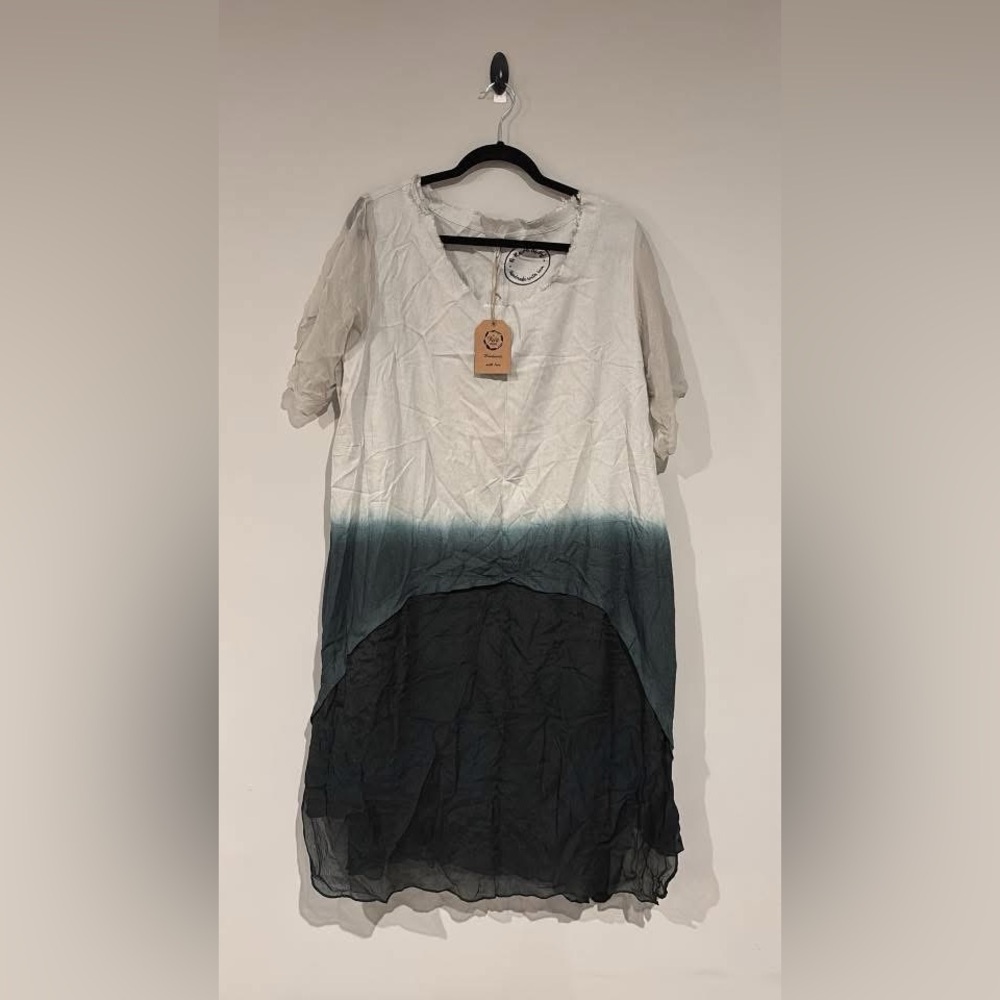 A rare bird sm/med Women's Ombre V-Neck Tunic Top - White to Dark black gray